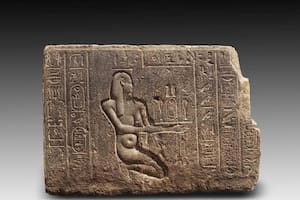 Bloques de basalto que representan partes del borde occidental y septentrional del templo del rey Nectanebo I (380-363 a.C.).