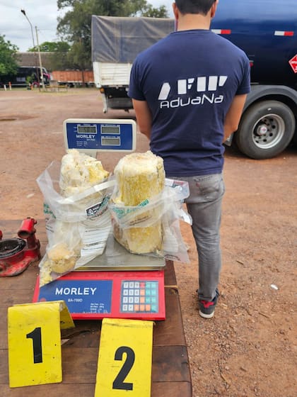 Bloques de cocaína extraídos de los crickets hidráulicos son pesados en una balanza digital para determinar el total secuestrado