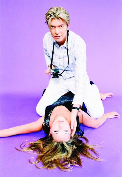 Blow-up. Parodiando una imagen icónica de la famosa película de Michelangelo Antonioni, la fotógrafa alemana Ellen von Unwerth lo retrata en el año 2003, junto a la supermodelo Kate Moss, para una edición de la revista Q