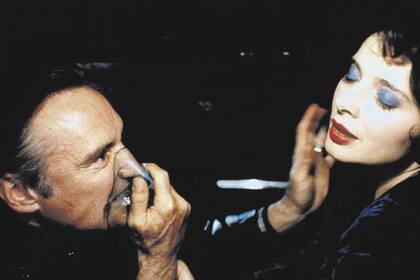 Dennis Hopper, como el desquiciado Frank Booth e Isabella Rossellini, como Dorothy Valens