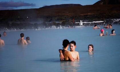 Blue Lagoon, uno de los lugares más visitados de Islandia, con piletas termales de color turquesa. Foto: Jordi Oliver.