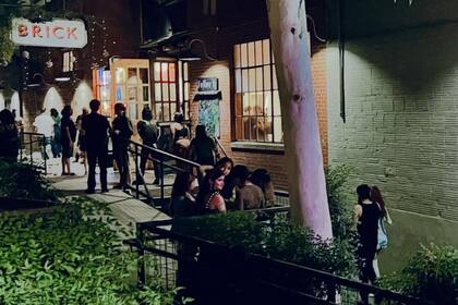 Este complejo, además de albergar eventos de arte público, también alberga negocios locales como Bar 1919, Halcyon Coffee, Fl!GHT Galley y Stella Public House (Instagram:@BlueStarArtsComplex)