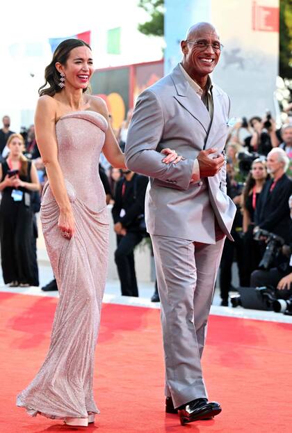 Blunt caminó por la alfombra roja del brazo de su coprotagonista, Dwayne Johnson