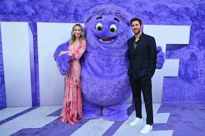 Blunt y Krasinski forman uno de los dúos más emblemáticos de Hollywood, tanto dentro como fuera de la pantalla. Los actores se conocieron en un restaurante de Los Ángeles en 2008 y se casaron dos años después; son padres de dos niñas, Hazel y Violet