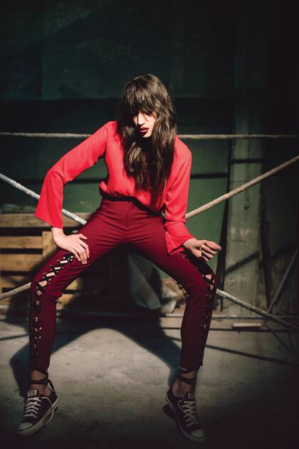 Blusa de crepé ($ 1490, Las Pepas), calzas acordonadas ($ 2300 Blackmamba), zapatillas ($ 1395, Converse)