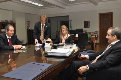 Alejandro Echeagaray, presidente de BMW Group Argentina firmó el acuerdo junto a Giorgi y Moreno