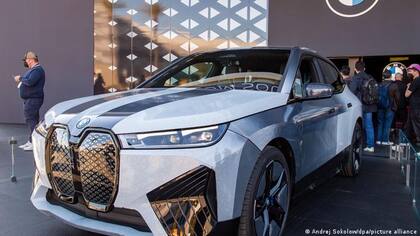 BMW lanzó un prototipo con la tecnología E ink, que puede cambiar su color con un solo clic.