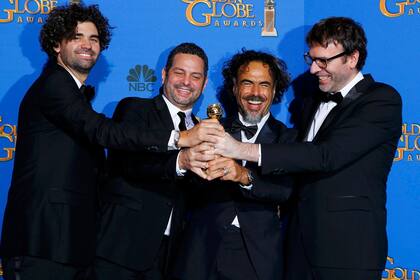 Bo, Alexander Dinelaris Jr., González Iñárritu y Giacobone celebran el Globo de Oro a mejor guión que obtuvo Birdman