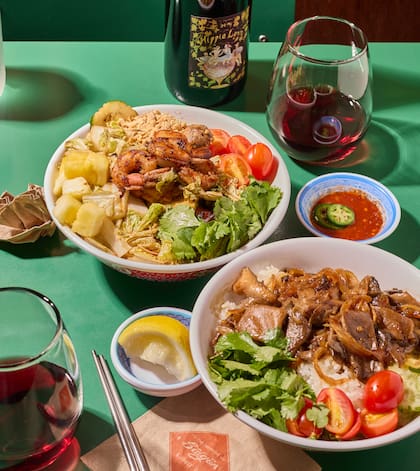 Bo Luc Lac Girgolas y Saigon Bowl de langostinos en Saigon Noodle Bar