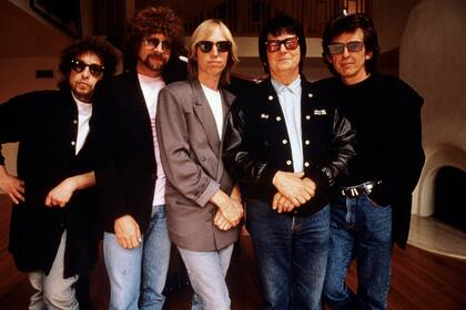 Con The Traveling Wilburys. "Una habitación de hotel es lo más cercano que tengo a un estudio privado", grafica Dylan