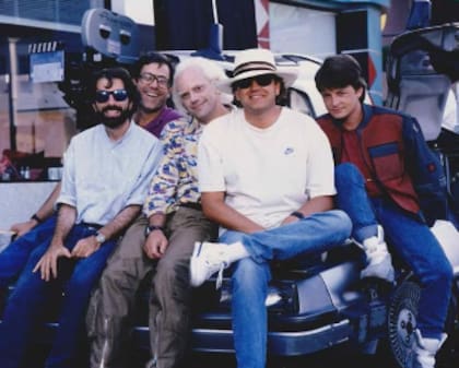 Bob Gale, Christopher Lloyd, Robert Zemeckis y Michael J Fox en el set de Volver al futuro 2