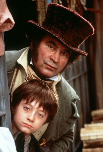 Bob Hoskins en una producción la BBC de Londres, realizó el clásico David Copperfield junto a un muy niño Daniel Radcliffe