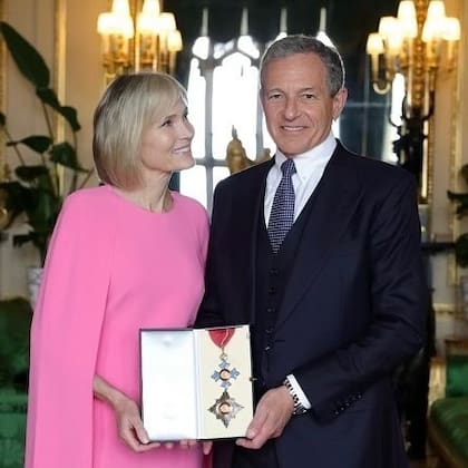 Bob Iger y su esposa Dean Willow Bay tras recibir el título honorario como Caballero Comendador de la Excelentísima Orden del Imperio Británico
