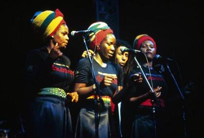 Bob Marley canta en un concierto junto a Judy Mowatt (izquierda), Rita (centro) y Marcia Griffiths