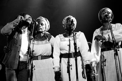 Bob Marley, en un show en Munich en el año 77, junto a las I-Threes: Mrcia Griffiths, Judy Mowatt y su esposa, Rita 