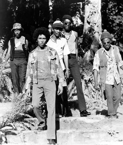 Bob Marley en una foto de 1972 con miembros de Los Wailers