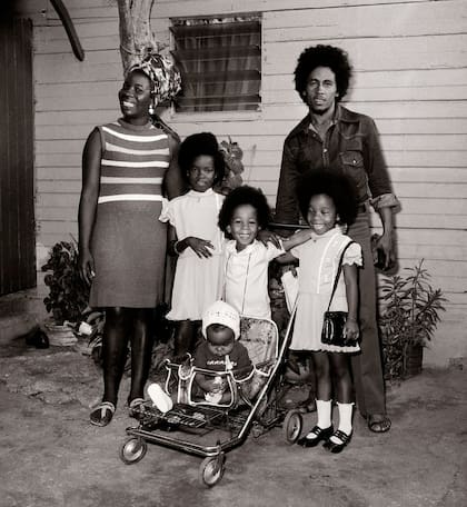 Bob Marley y su mujer, Rita, junto con sus hijos: (de izq. a der.) Sharon, Ziggy, Cedella y Stephen, Jamaica, cerca de 1972