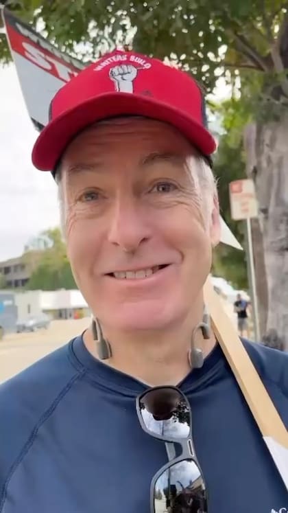 Bob Odenkirk, el protagonista de Better Call Saul, en una movilización de la huelga de actores