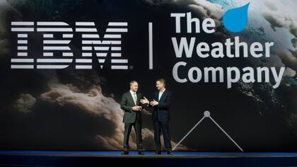Bob Picciano, vicepresidente senior de IBM (izq.), junto a David Kenny, CEO de The Weather Company (der.), durante el anuncio