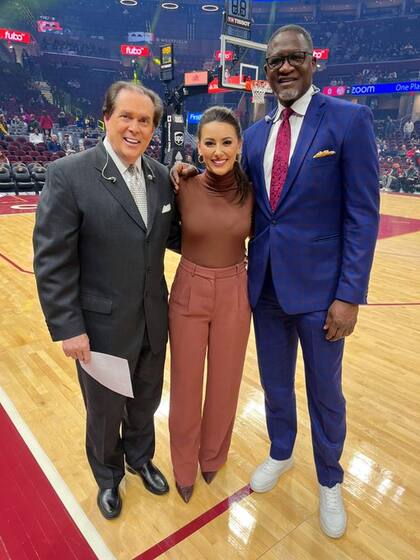 Bob Rathbun (izquierda), locutor conocido de los Atlanta Hawks, podría ser dado de alta este martes