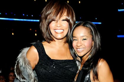 Bobbi Kristina Brown, junto a su madre, la recordada cantante Whitney Houston