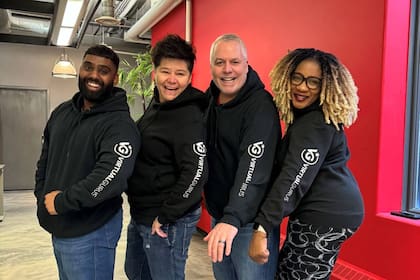 Bobbie (segundo lugar a la izquierda) junto a parte de su equipo en Virtual Gurus