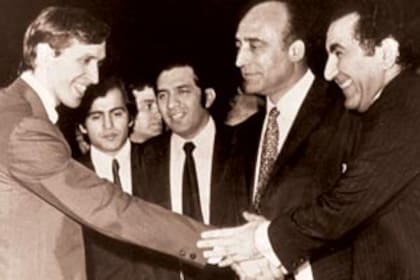 Los ajedrecistas Bobby Fischer y Tigran Petrosian se saludan ante la mirada de Francisco Manrique, en 1971, entonces ministro de Bienestar Social del gobierno de facto