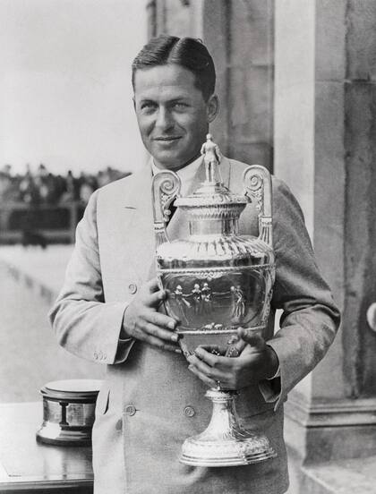 Bobby Jones sosteniendo su copa de la victoria, emblema de su victoria en el Campeonato Británico de Golf Amateur en St. Andrews (1930), cuando venció a Roger Wethered, la estrella británica por 7 y 6.