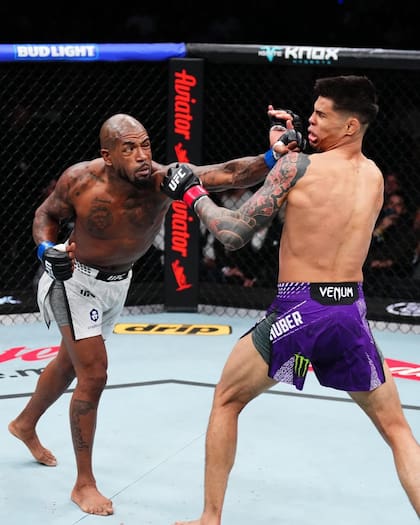 Bobby "King" Green le aplica un golpe al mexicano Daniel Zelhuber; el estadounidense ganó por nocaut técnico en el segundo round