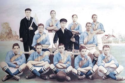 Primera foto de un equipo de Boca con los colores azul y oro. Es la cuarta división, de 1908. Arriba: Juan P. Cardeccia (linesman), Alejandro Musso, Pascual Valente y Benito Priano. En el medio: Juan Garibaldi, Enrique Farenga y Francisco Fuentes. Abajo: Antonio Verrina, Juan Unsworth, Ubaldo Massal