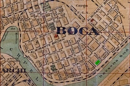 El rectángulo verde sobre el viejo mapa emula el primer campo de juego que usó Boca. Al medio, arriba, la Bombonera