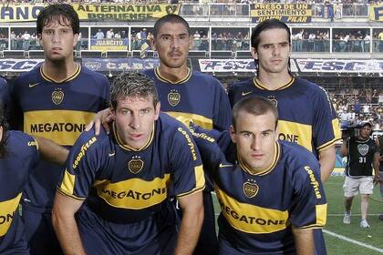 Boca 2006: Matias Silvestre, Daniel Diaz, Fernando Gago y Martín Palermo en La Bombonera, en una formación del equipo antes de jugar frente a Lanús