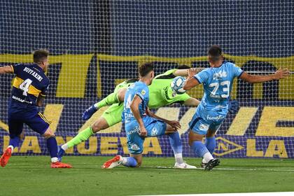 Facundo Pons alcanza a puntear la pelota, que ingresará en el arco de Boca y será el empate de Arsenal en la Bombonera.