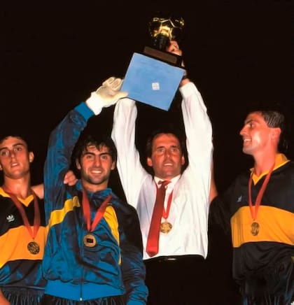 Latorre y el DT Carlos Aimar levantan el trofeo en Miami junto a Diego Soñora y Blas Giunta; Nacional fue un adversario fuerte a pesar del mucho tiempo de inactividad que llevaba.