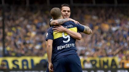 Boca Campeón. Abrazo de Fernando Gago con el autor del 1-0, Darío Benedetto