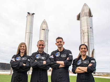 La tripulación del próximo vuelo privado de astronautas de SpaceX llamado Polaris Dawn, (de izquierda a derecha) Anna Menon, que trabaja para desarrollar operaciones de astronautas para SpaceX, Scott Poteet, quien se desempeñó como director de misión de Inspiration4 misión SpaceX, Jared Isaacman, quien financia la misión y Sarah Gillis, ingeniera líder de operaciones espaciales de SpaceX