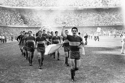 Boca da la vuelta olímpica en 1964