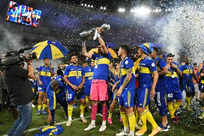 Boca festejó en Santiago del Estero la Copa Argentina; hoy, en La Bombonera, podrá mostrarla a muchos más de sus simpatizantes, que a la medianoche celebrarán el día del hincha xeneize.