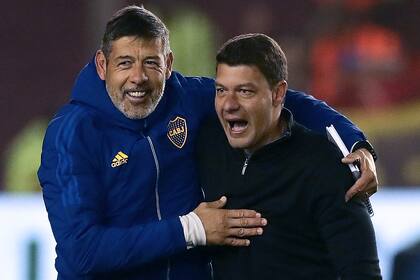 Boca Juniors' coach Sebastian Battaglia (R) celebrates with assistant Juan Krupoviesa after defeating Racing Club in the penalty shoot-out of their Argentine Professional Football League semifinal match at Ciudad de Lanus stadium in Lanus, Buenos Aires, on May 14, 2022. (Photo by Alejandro PAGNI / AFP)