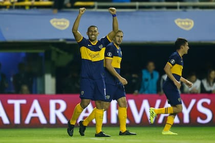 Wanchope Ábila celebra su gol, el del triunfo de Boca en la Bombonera ante Paranaense.
