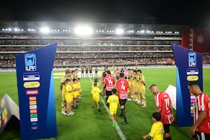 Con un cambio obligado en el ataque, Boca visita a Estudiantes, que recibió el pasillo de campeón