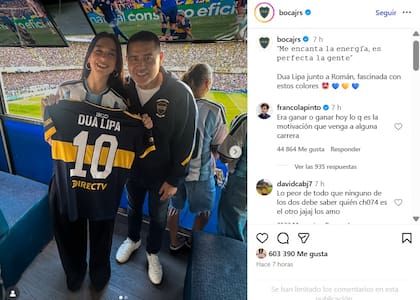 Boca le obsequió una camiseta a Dua Lipa