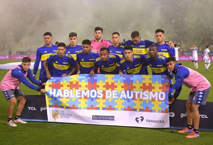 Boca posa con un mensaje de una campaña en pro de las personas que sufren autismo.