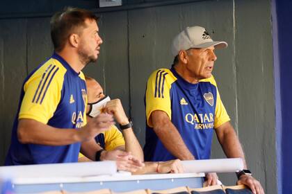 Mariano Herrón, Leandro Somoza y Miguel Ángel Russo: el cuerpo técnico de Boca, atento a los movimientos de sus jugadores durante los partidos amistosos contra Talleres de Córdoba.