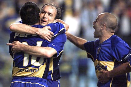 Boca, un paso fugaz en 2002; Fueron 32 días, 268 minutos, cuatro partidos y ningún gol; en la imagen, junto con el Chelo Delgado y Clemente Rodríguez en el equipo de Tabárez