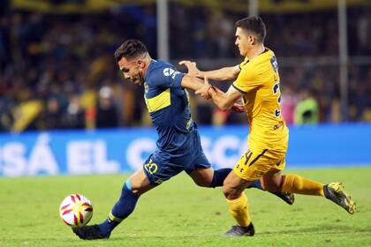 Carlos Tevez, en los primeros tiempos de Gustavo Alfaro como director técnico de Boca, frente a Rosario Central por la Supercopa Argentina en Mendoza.