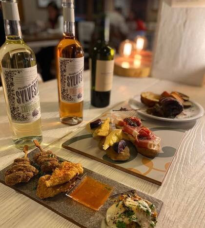 Bocados deliciosos que salen con buenos vinos.