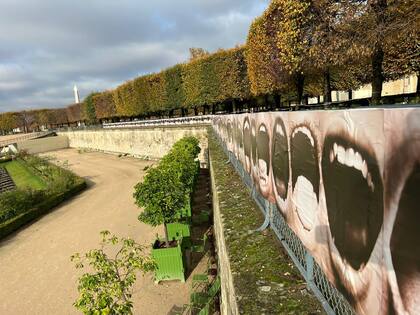 Bocanada, interferencia con obra de Graciela Sacco en el Jardín de las Tullerías, en París, en el marco de la feria París +