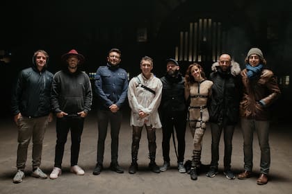 Bocca, con Rosina Gil y el equipo de NoTeVaGustar, en el rodaje en el Mercado Modelo de Montevideo