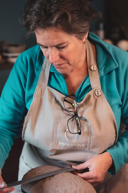 "Bocetamos, modelamos en pasta, horneamos a 1000 grados, aplicamos esmalte, y otra vez al horno, esta vez a 1260. Es un ritual", cuenta Milada.